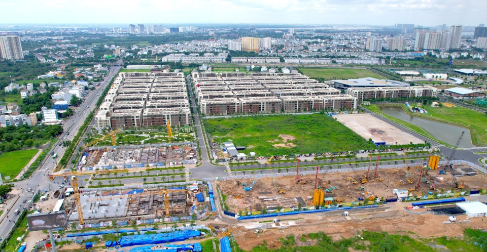 Khu đông TP.HCM hiện tập trung nhiều dự án bất động sản đang mở bán, đang xây dựng. Trong ảnh: Nhà thầu thi công các dự án nhà ở cao tầng - Ảnh: NGỌC HIỂN Khu đông TP.HCM hiện tập trung nhiều dự án bất động sản đang mở bán, đang xây dựng. Trong ảnh: Nhà thầu thi công các dự án nhà ở cao tầng - Ảnh: NGỌC HIỂN 
