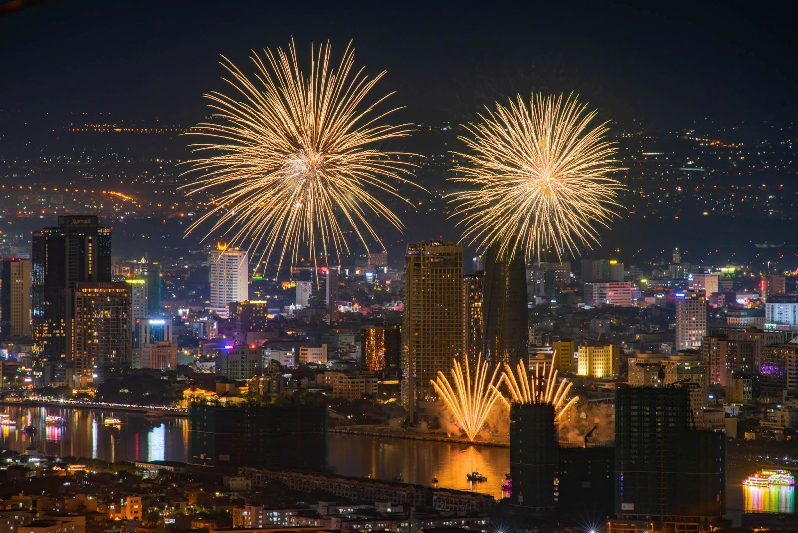 DIFF 2025: Từ lễ hội ánh sáng đến chiến lược bứt phá của Đà Nẵng - Ảnh 1 DIFF 2025: Từ lễ hội ánh sáng đến chiến lược bứt phá của Đà Nẵng - Ảnh 1