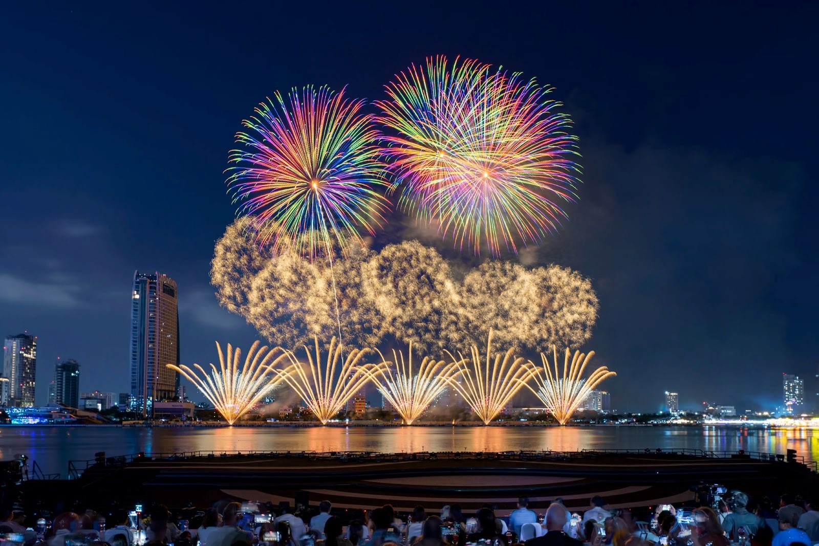 DIFF 2025: Từ lễ hội ánh sáng đến chiến lược bứt phá của Đà Nẵng - Ảnh 3 DIFF 2025: Từ lễ hội ánh sáng đến chiến lược bứt phá của Đà Nẵng - Ảnh 3
