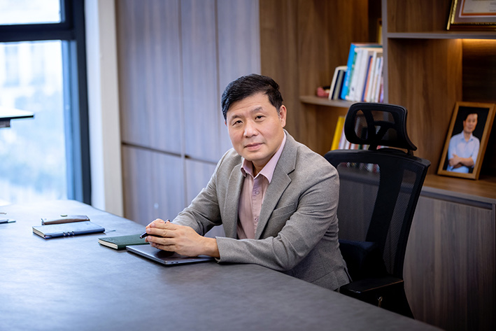 Giáo sư Vũ Hà Văn, nhà đồng sáng lập GeneStory chia sẻ công nghệ tiên tiến giúp các nhà khoa học của hôm nay có thể báo đáp công lao của những chiến sĩ đã hy sinh vì đất nước Giáo sư Vũ Hà Văn, nhà đồng sáng lập GeneStory chia sẻ công nghệ tiên tiến giúp các nhà khoa học của hôm nay có thể báo đáp công lao của những chiến sĩ đã hy sinh vì đất nước