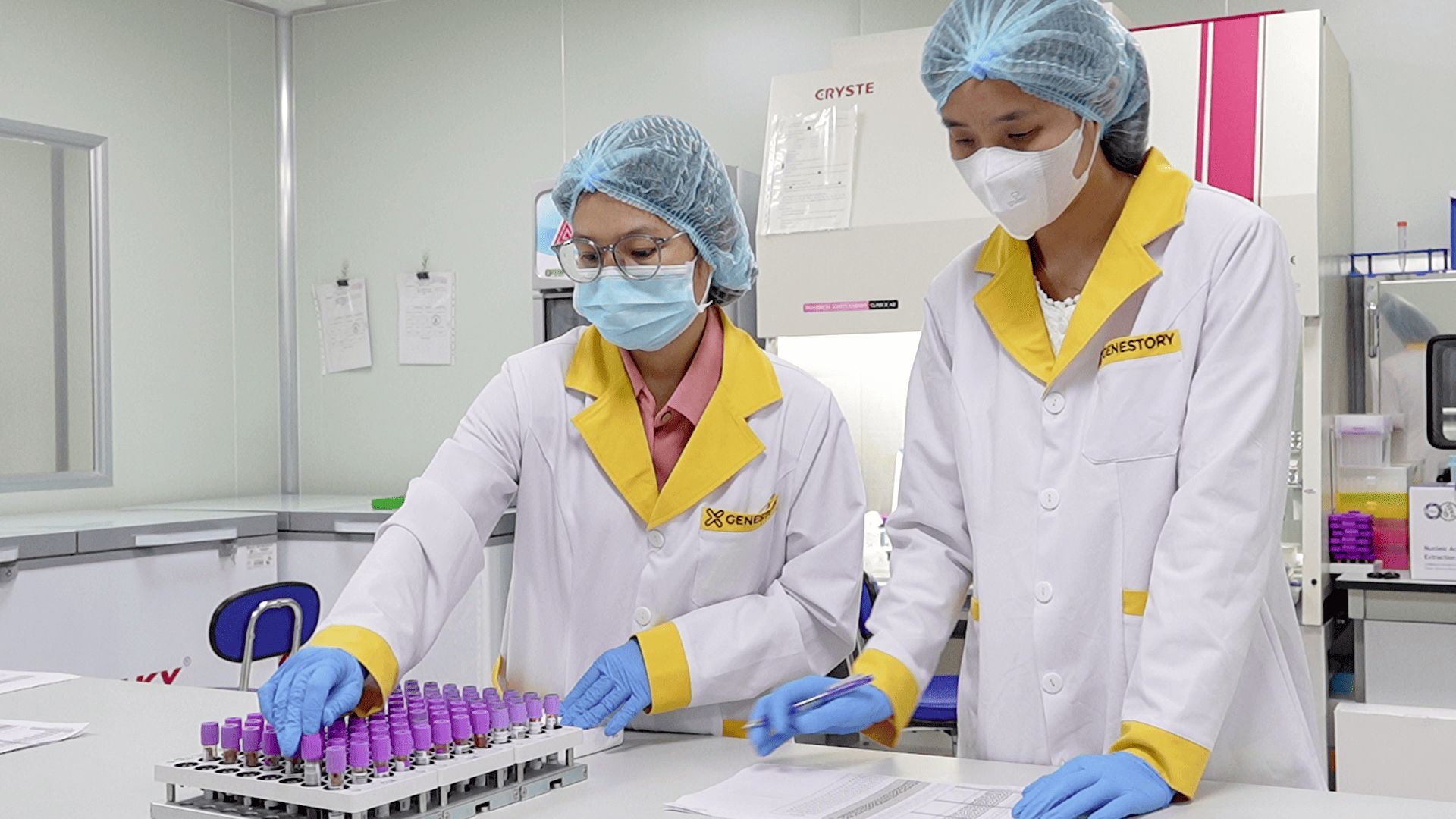 Kỹ thuật viên phòng Lab của GeneStory triển khai tách chiết ADN góp phần lưu trữ kết quả vào hệ thống cơ sở dữ liệu quốc gia về. Kỹ thuật viên phòng Lab của GeneStory triển khai tách chiết ADN góp phần lưu trữ kết quả vào hệ thống cơ sở dữ liệu quốc gia về.