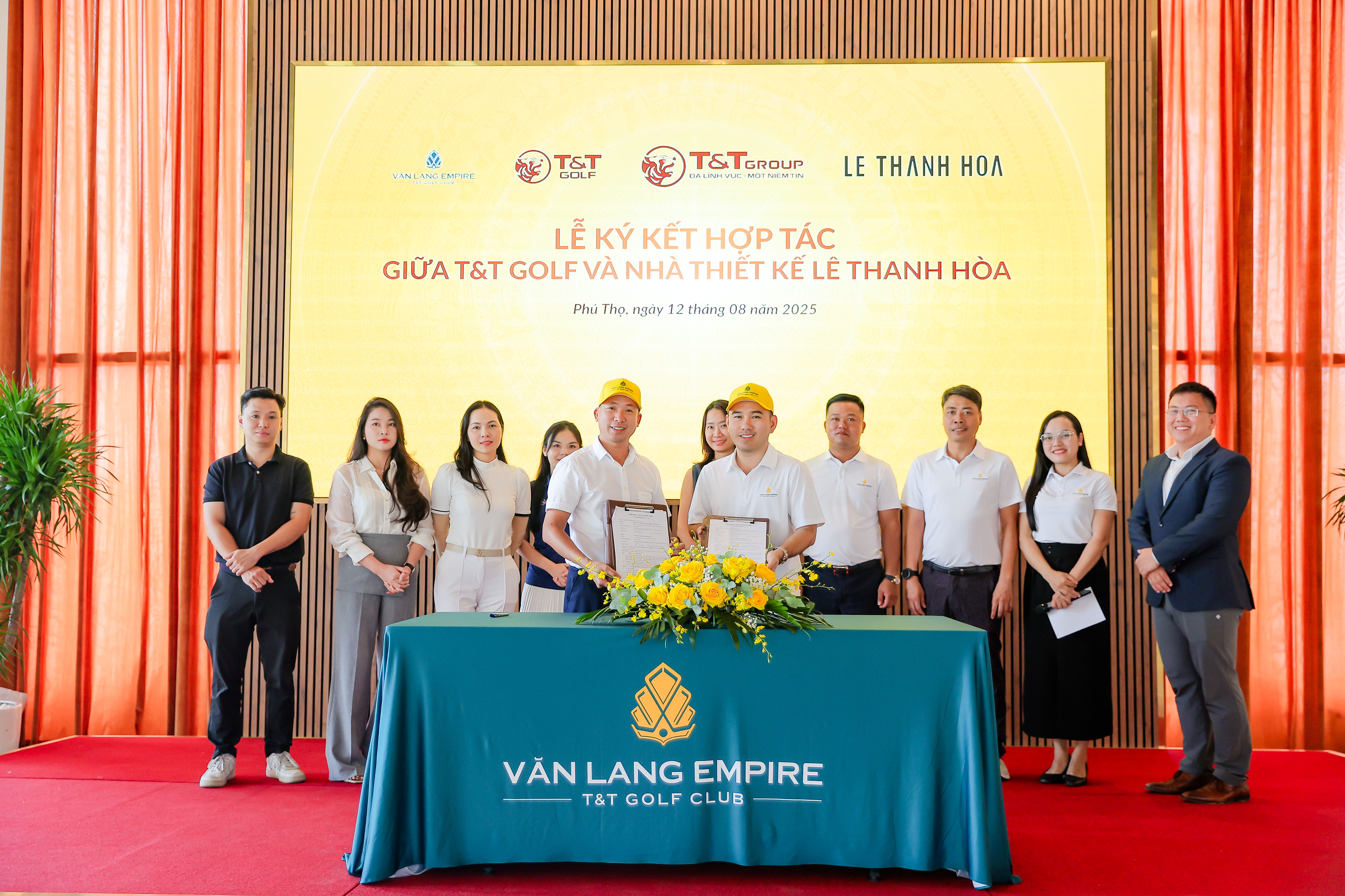 &Ocirc;ng Nhữ Văn Hoan- TGĐ T&amp;T Golf v&agrave; Nh&agrave; thiết kế L&ecirc; Thanh H&ograve;a tại lễ k&yacute; kết hợp t&aacute;c &nbsp;