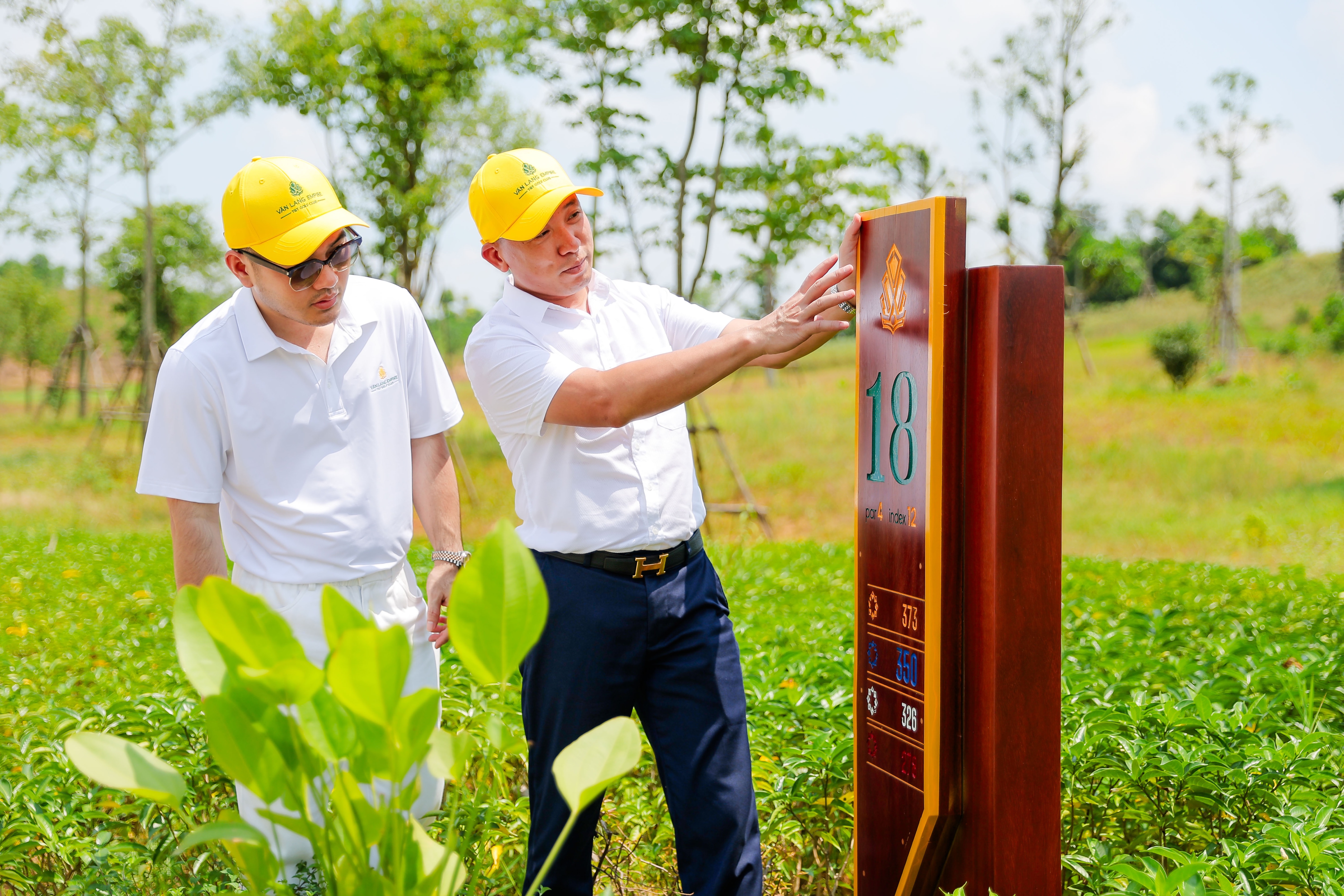 Nh&agrave; thiết kế L&ecirc; Thanh H&ograve;a đ&atilde; c&oacute; buổi khảo s&aacute;t thực tế để hiểu về c&acirc;u chuyện văn h&oacute;a của Văn Lang Empire T&amp;T Golf Club &nbsp;
