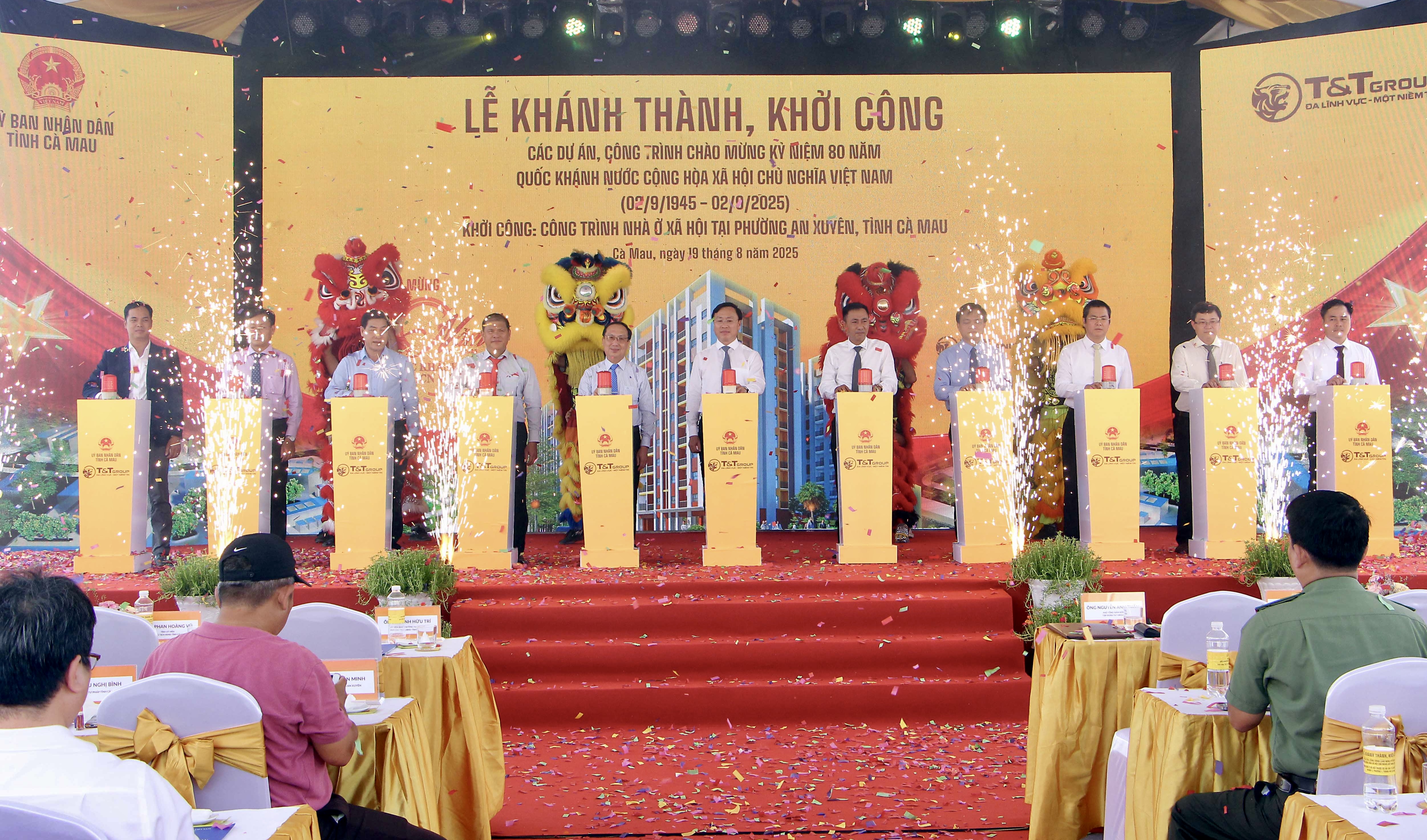 Các đại biểu thực hiện nghi lễ khởi công công trình nhà ở xã hội tại phường An Xuyên, tỉnh Cà Mau Các đại biểu thực hiện nghi lễ khởi công công trình nhà ở xã hội tại phường An Xuyên, tỉnh Cà Mau 