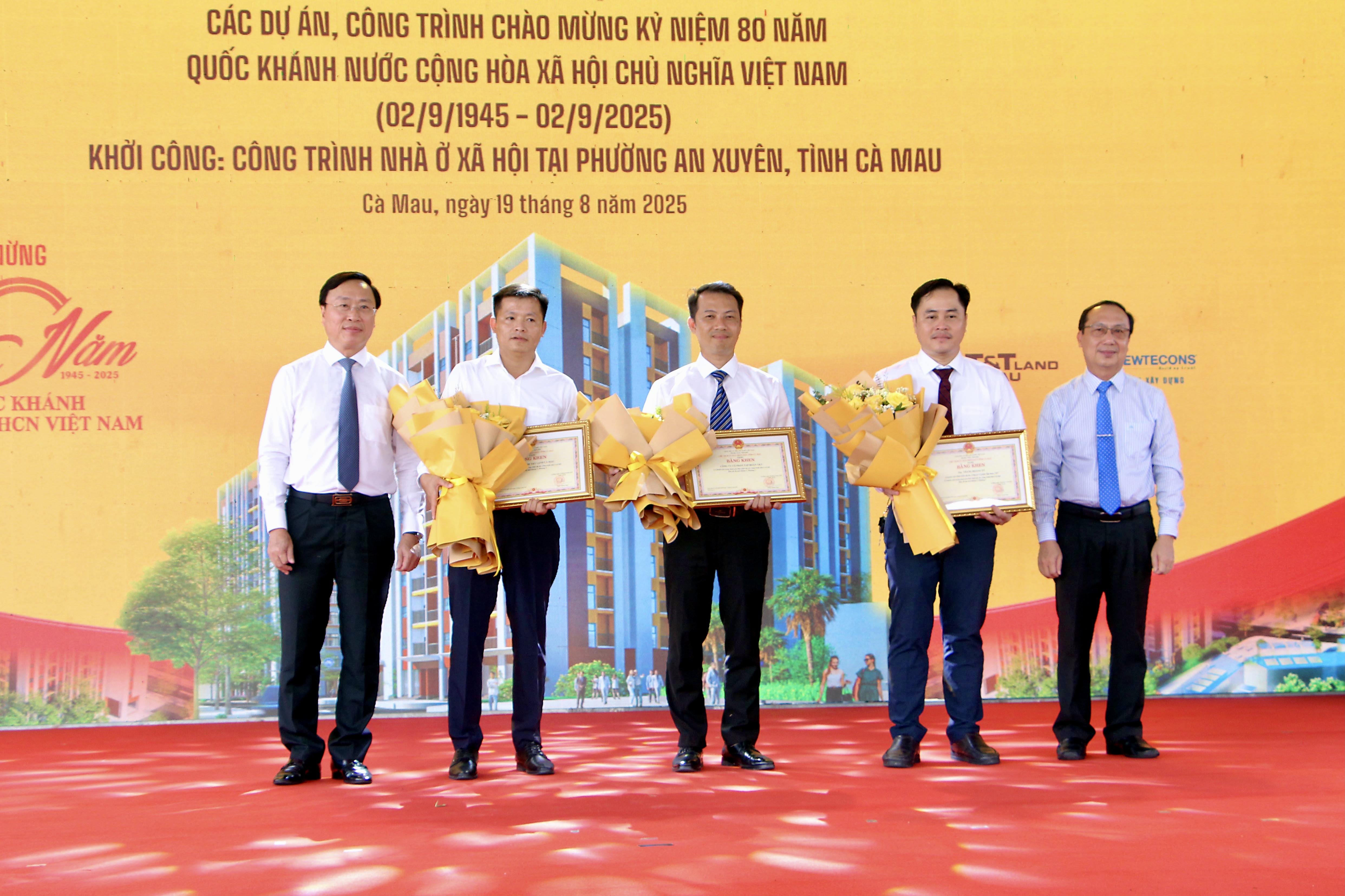 L&atilde;nh đạo tỉnh C&agrave; Mau trao Bằng khen cho c&aacute;c tập thể v&agrave; c&aacute; nh&acirc;n đ&atilde; c&oacute; đ&oacute;ng g&oacute;p t&iacute;ch cực trong việc triển khai chương tr&igrave;nh nh&agrave; ở x&atilde; hội tại địa phương &nbsp;