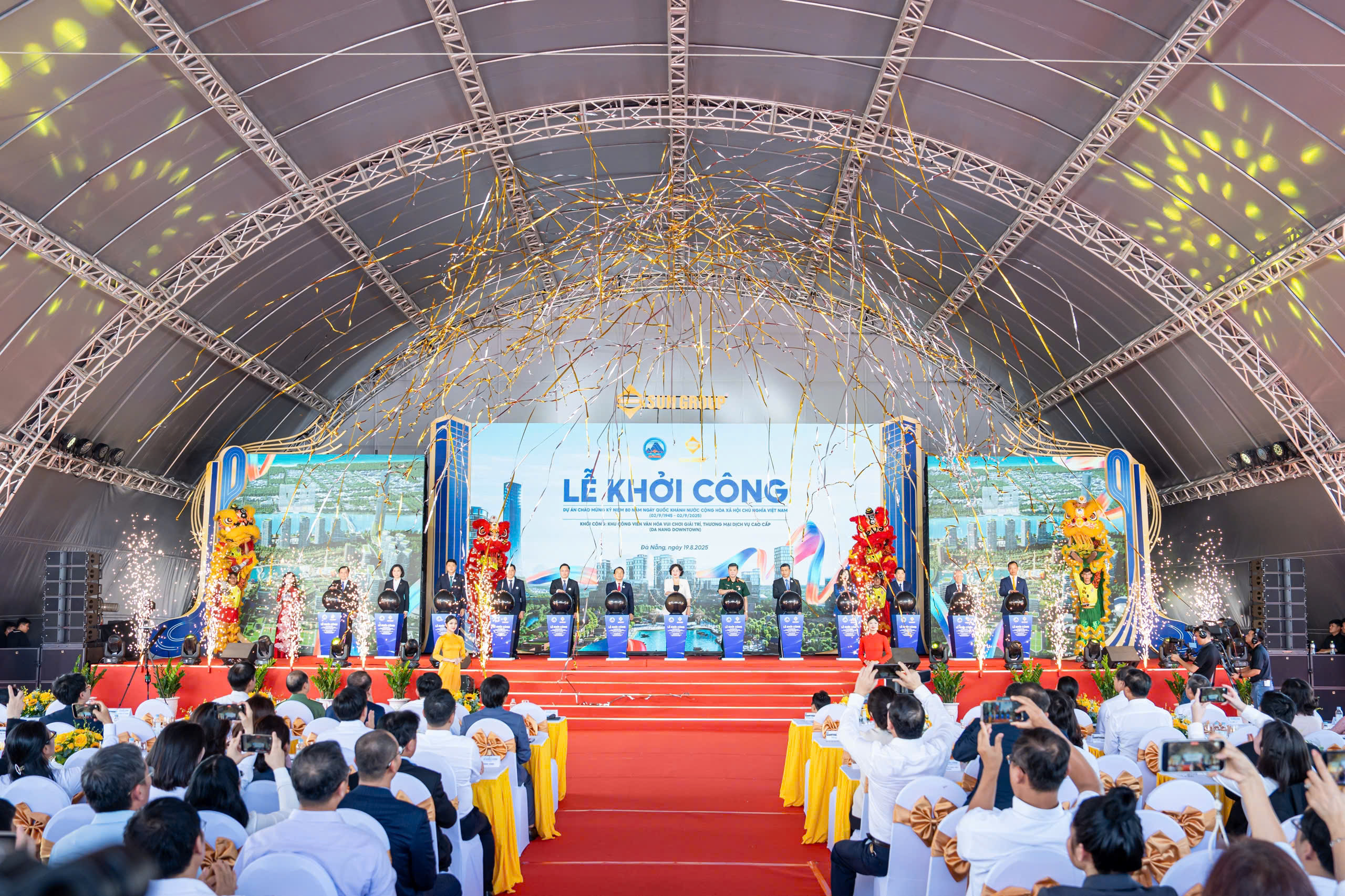 Các đại biểu thực hiện nghi thức khởi công dự án Da Nang Downtown Các đại biểu thực hiện nghi thức khởi công dự án Da Nang Downtown 