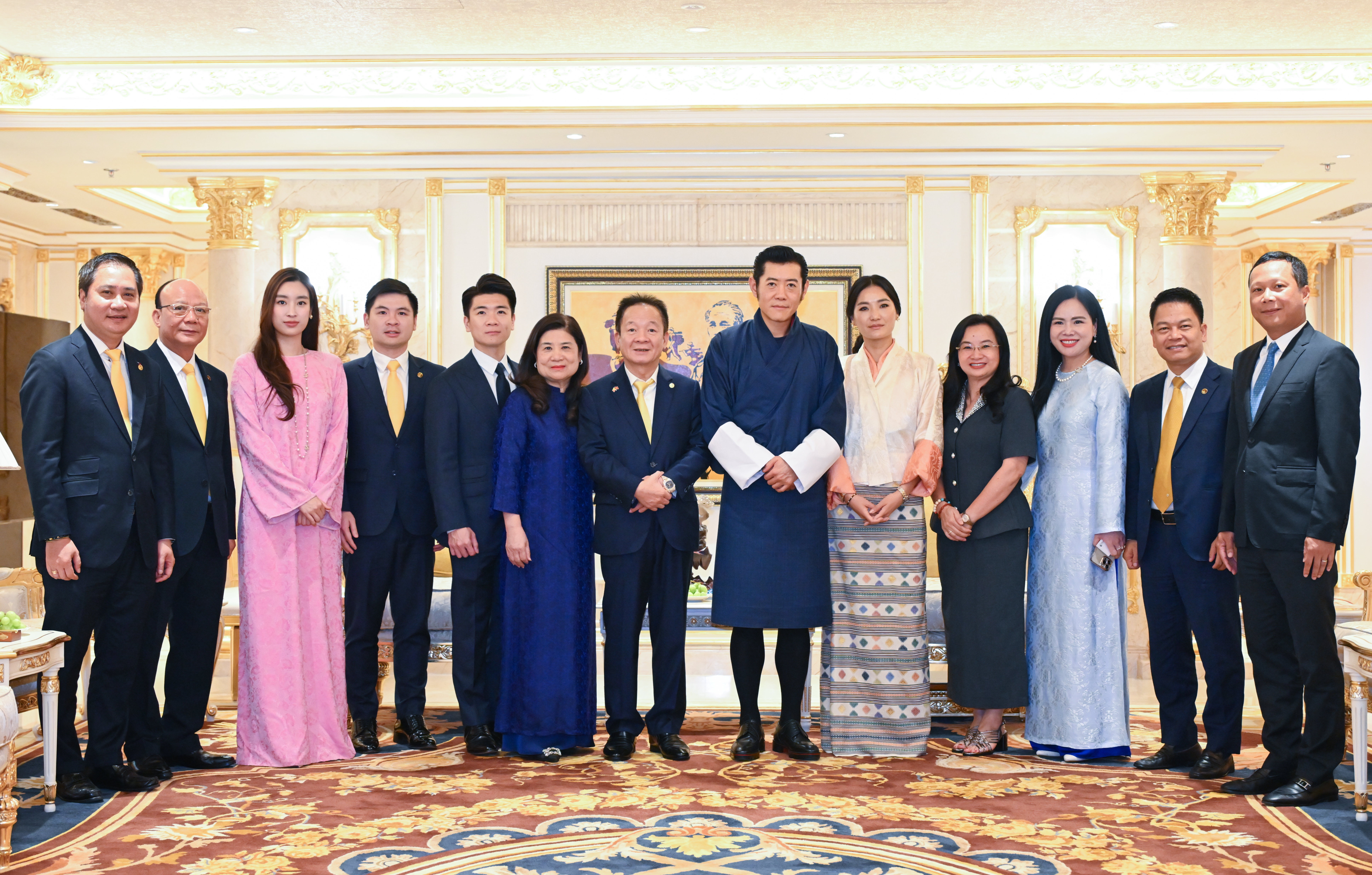 Quốc vương Bhutan c&ugrave;ng Ho&agrave;ng hậu chụp ảnh lưu niệm c&ugrave;ng l&atilde;nh đạo Tập đo&agrave;n T&amp;T Group v&agrave; Ng&acirc;n h&agrave;ng SHB &nbsp;