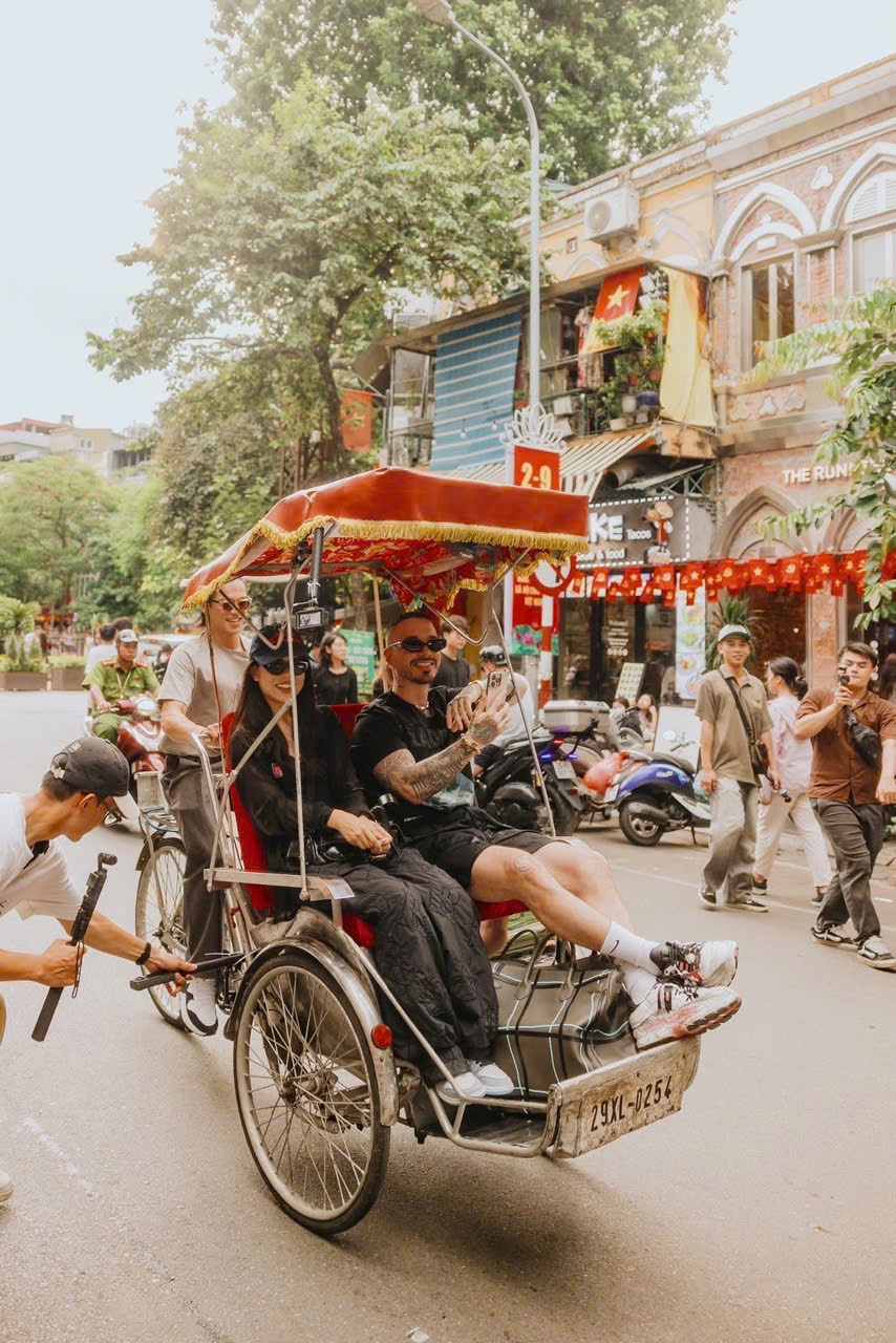 J Balvin chill chill phố phường Hà Nội trên xích lô (Ảnh: FBNV) J Balvin chill chill phố phường Hà Nội trên xích lô (Ảnh: FBNV) 