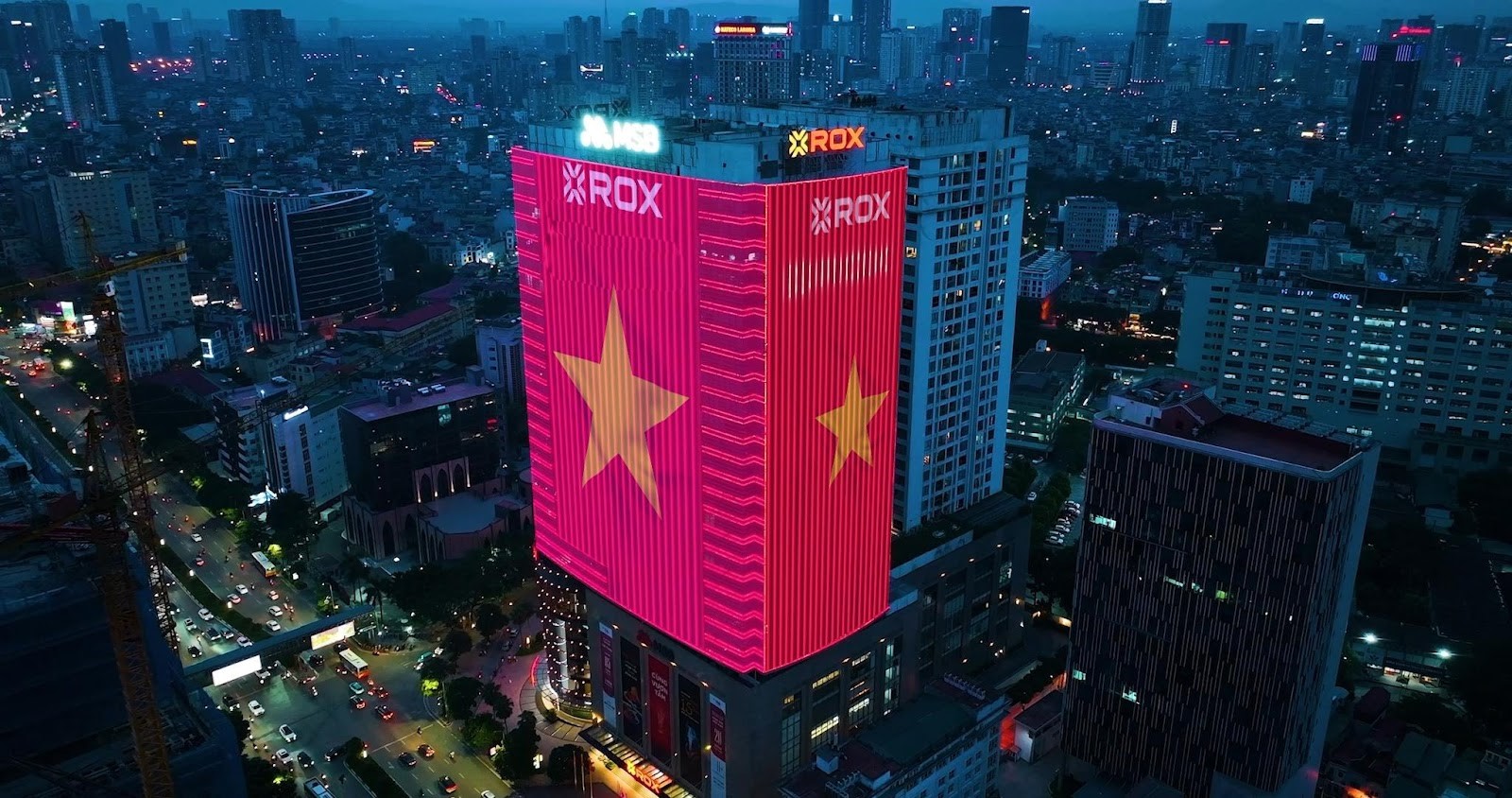 ROX Tower trên đường Nguyễn Chí Thanh nổi bật với màn hình LED khổng lồ rực sắc cờ đỏ sao vàng, hòa cùng khí thế Thủ đô chào mừng 2/9. ROX Tower trên đường Nguyễn Chí Thanh nổi bật với màn hình LED khổng lồ rực sắc cờ đỏ sao vàng, hòa cùng khí thế Thủ đô chào mừng 2/9. 