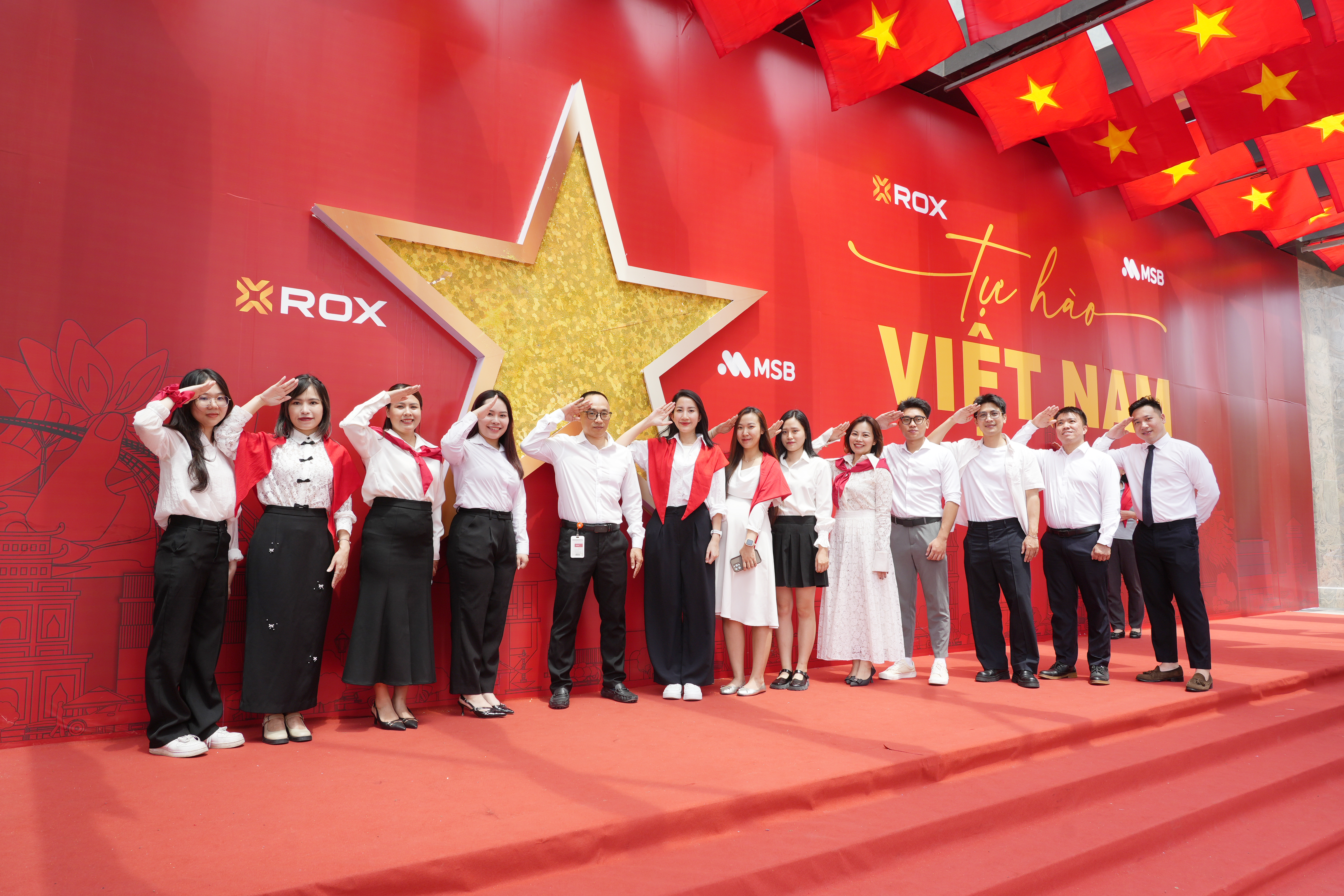 &nbsp;Bức tường với ng&ocirc;i sao v&agrave;ng năm c&aacute;nh v&agrave; d&ograve;ng chữ &ldquo;Tự h&agrave;o Việt Nam&rdquo; dưới sảnh tầng 1 ROX Tower trở th&agrave;nh ph&ocirc;ng nền cho h&agrave;ng trăm tấm ảnh mỗi ng&agrave;y.Chị em văn ph&ograve;ng x&uacute;ng x&iacute;nh &aacute;o d&agrave;i, biến khoảnh khắc tự h&agrave;o th&agrave;nh kỷ niệm đ&aacute;ng nhớ. &nbsp;