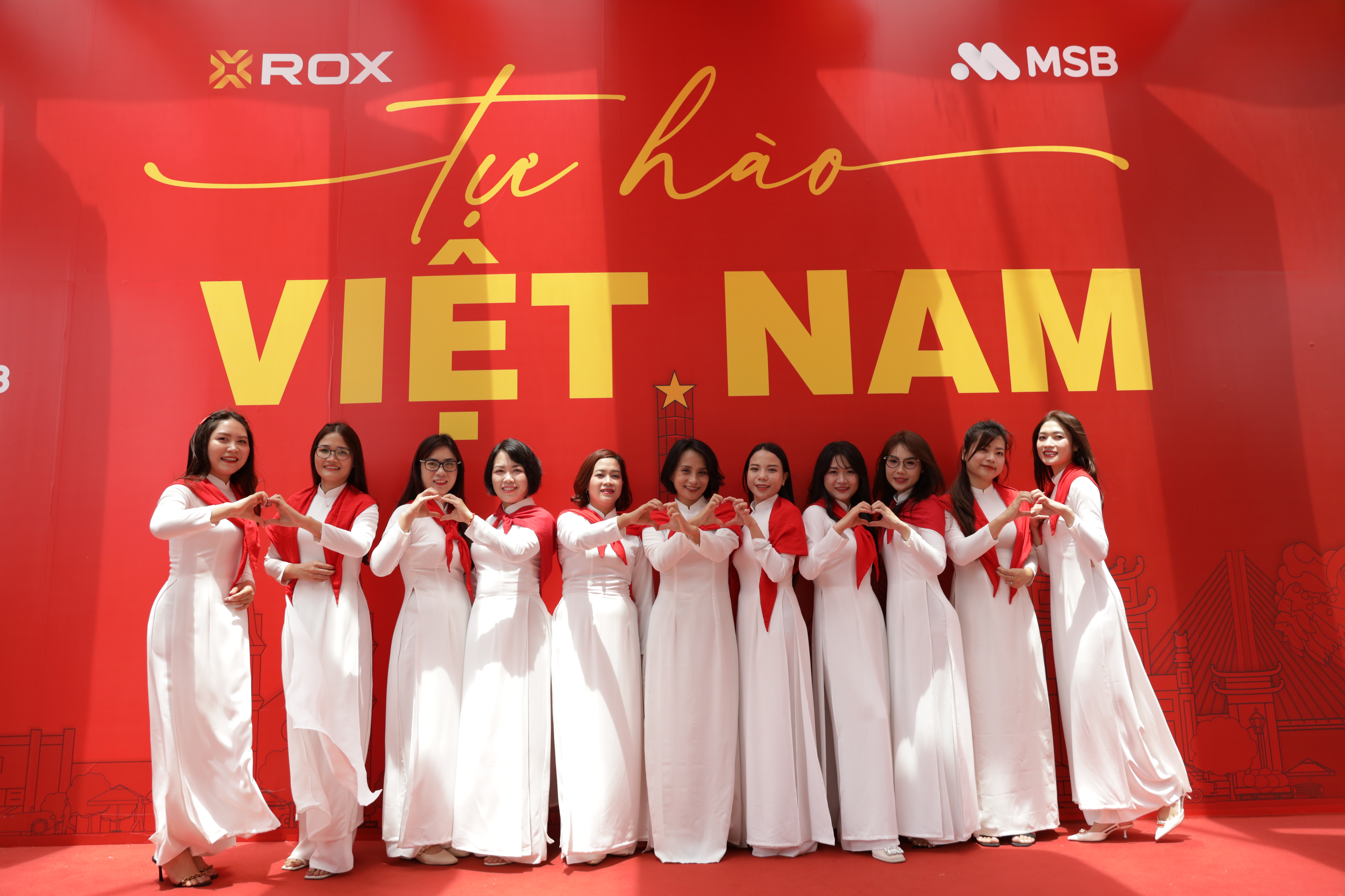 Chị em văn ph&ograve;ng x&uacute;ng x&iacute;nh &aacute;o d&agrave;i, biến khoảnh khắc tự h&agrave;o th&agrave;nh kỷ niệm đ&aacute;ng nhớ.
