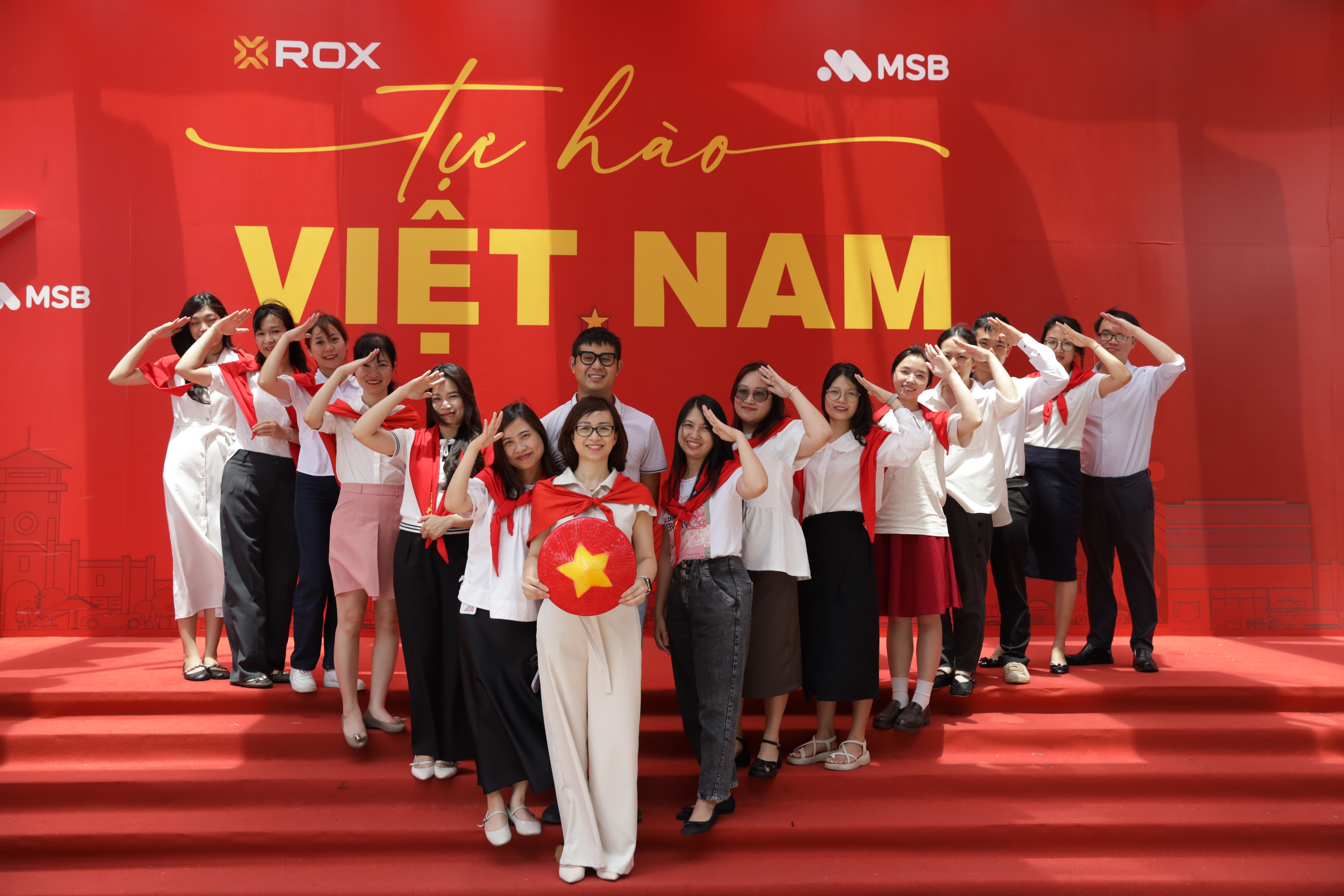 Sắc đỏ thi&ecirc;ng li&ecirc;ng gắn kết c&aacute;c thế hệ tại &ldquo;bức tường y&ecirc;u nước&rdquo;.
