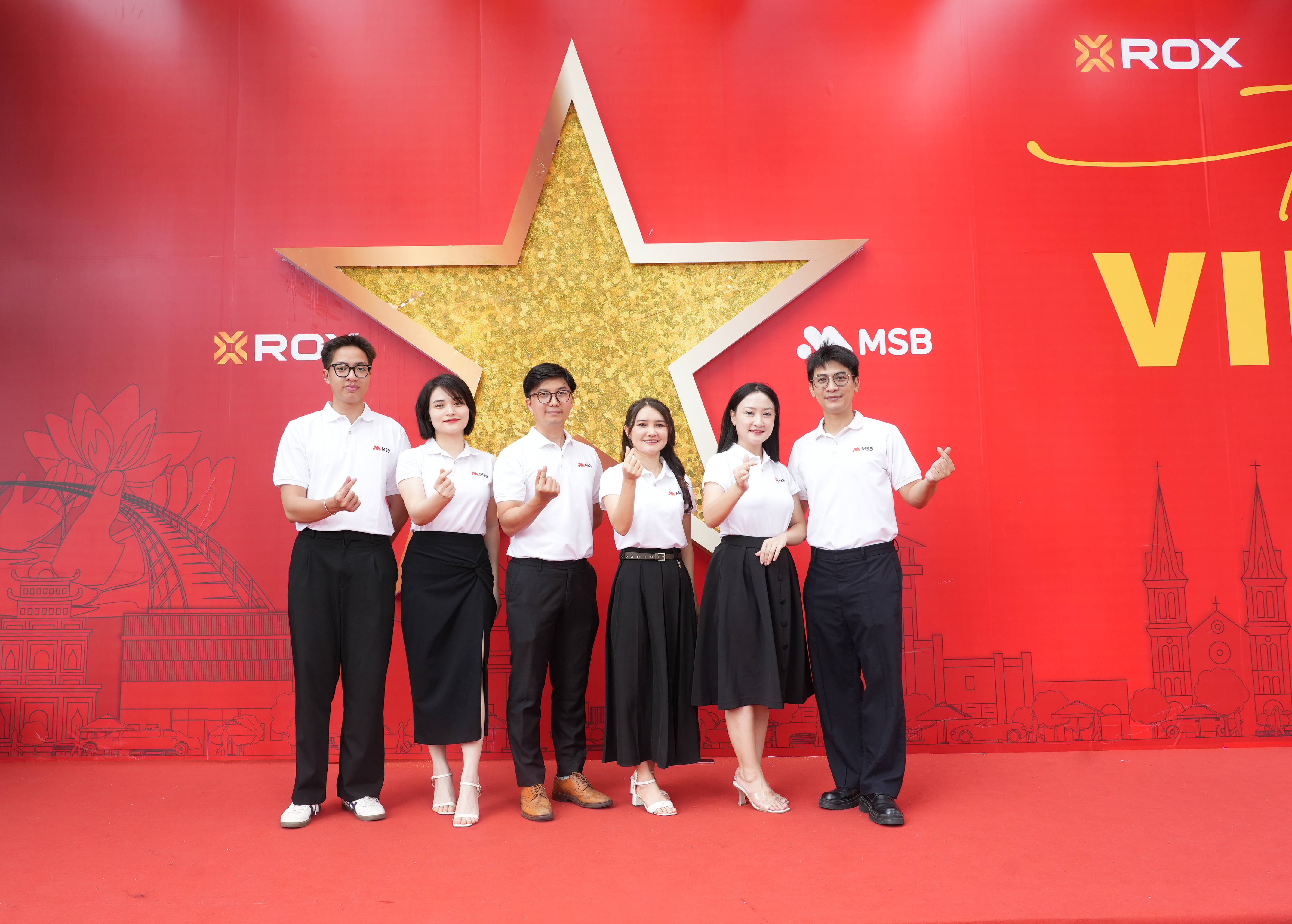 CBNV văn ph&ograve;ng l&agrave;m việc tại to&agrave; nh&agrave; h&acirc;n hoan lưu lại h&igrave;nh ảnh c&ugrave;ng đồng nghiệp, như một c&aacute;ch lan tỏa niềm tự h&agrave;o d&acirc;n tộc v&agrave; tinh thần đo&agrave;n kết. &nbsp;