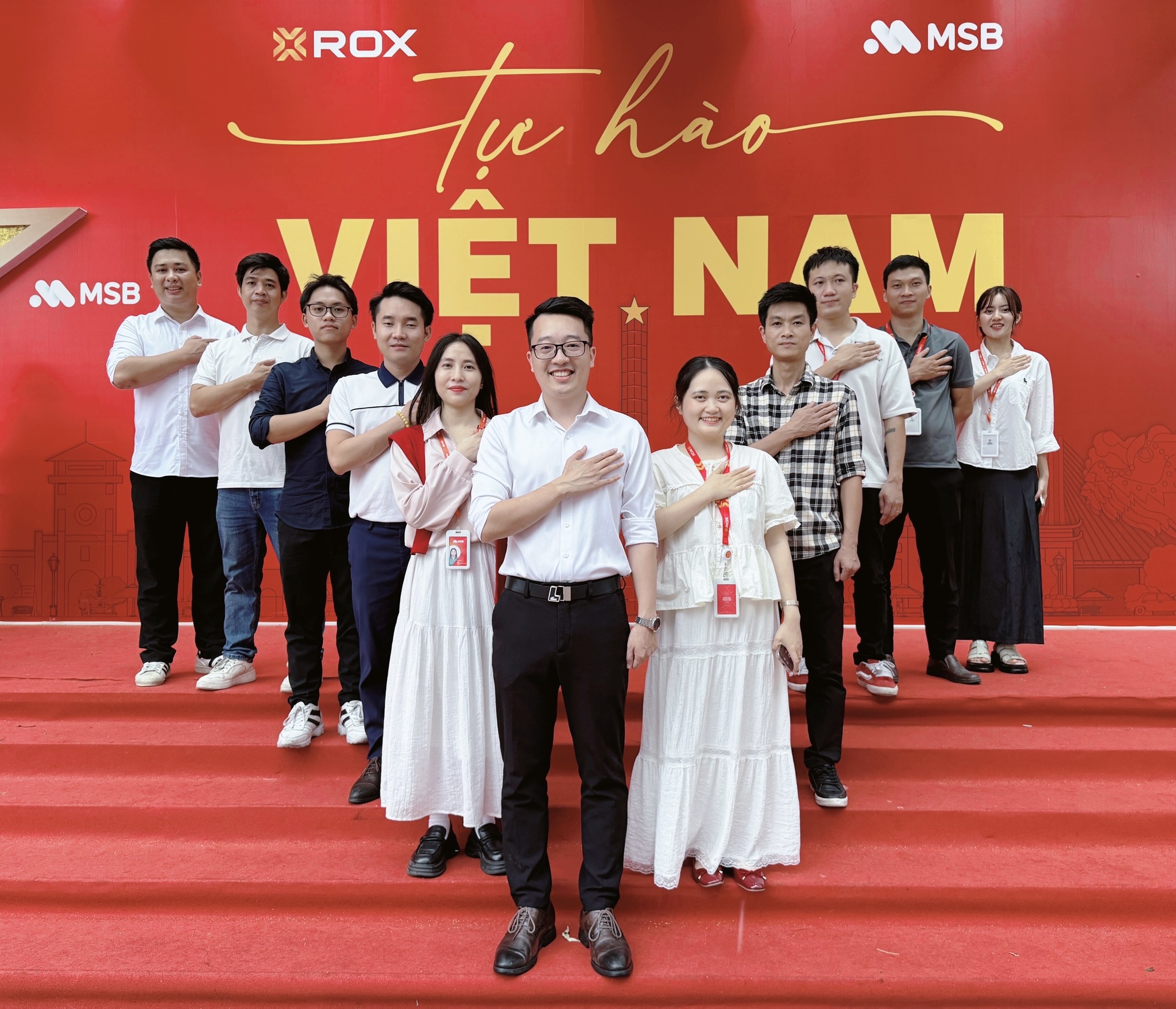“Bức tường yêu nước” đã trở thành không gian để nhân viên văn phòng, người đi xem tổng hợp luyện, người dân quanh khu vực… lưu lại kỷ niệm đẹp và thể hiện lòng tự hào dân tộc. “Bức tường yêu nước” đã trở thành không gian để nhân viên văn phòng, người đi xem tổng hợp luyện, người dân quanh khu vực… lưu lại kỷ niệm đẹp và thể hiện lòng tự hào dân tộc.