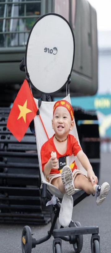 Du khách “nhuộm đỏ” Trung tâm Triển lãm Việt Nam với dresscode yêu nước - Ảnh 9 Du khách “nhuộm đỏ” Trung tâm Triển lãm Việt Nam với dresscode yêu nước - Ảnh 9