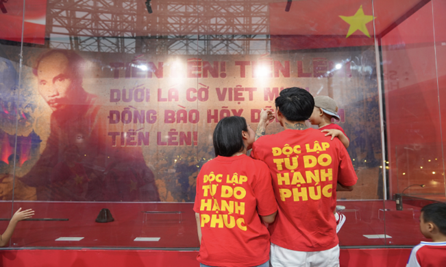 Du khách “nhuộm đỏ” Trung tâm Triển lãm Việt Nam với dresscode yêu nước - Ảnh 10 Du khách “nhuộm đỏ” Trung tâm Triển lãm Việt Nam với dresscode yêu nước - Ảnh 10