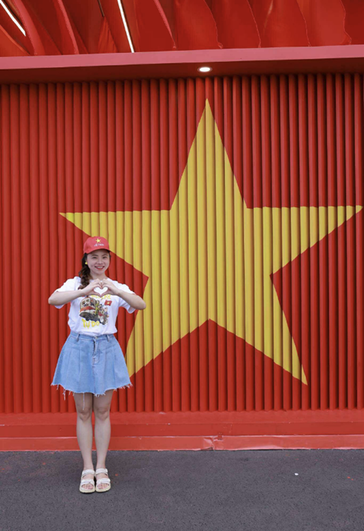 Du khách “nhuộm đỏ” Trung tâm Triển lãm Việt Nam với dresscode yêu nước - Ảnh 11 Du khách “nhuộm đỏ” Trung tâm Triển lãm Việt Nam với dresscode yêu nước - Ảnh 11