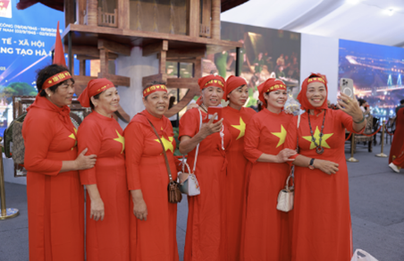 Du khách “nhuộm đỏ” Trung tâm Triển lãm Việt Nam với dresscode yêu nước - Ảnh 12 Du khách “nhuộm đỏ” Trung tâm Triển lãm Việt Nam với dresscode yêu nước - Ảnh 12