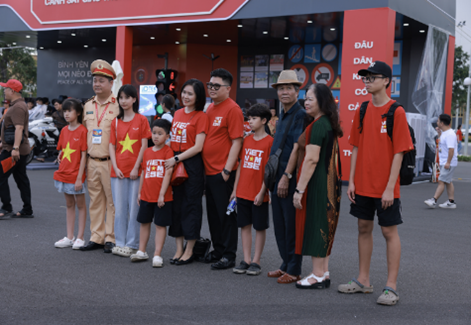Du khách “nhuộm đỏ” Trung tâm Triển lãm Việt Nam với dresscode yêu nước - Ảnh 13 Du khách “nhuộm đỏ” Trung tâm Triển lãm Việt Nam với dresscode yêu nước - Ảnh 13