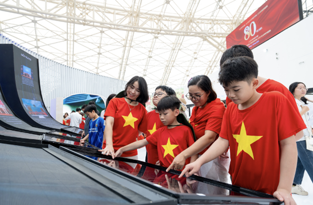 Du khách “nhuộm đỏ” Trung tâm Triển lãm Việt Nam với dresscode yêu nước - Ảnh 2 Du khách “nhuộm đỏ” Trung tâm Triển lãm Việt Nam với dresscode yêu nước - Ảnh 2