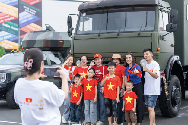 Du khách “nhuộm đỏ” Trung tâm Triển lãm Việt Nam với dresscode yêu nước - Ảnh 3 Du khách “nhuộm đỏ” Trung tâm Triển lãm Việt Nam với dresscode yêu nước - Ảnh 3