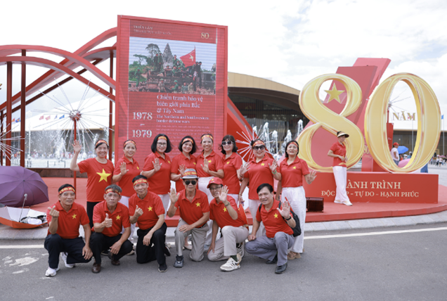 Du khách “nhuộm đỏ” Trung tâm Triển lãm Việt Nam với dresscode yêu nước - Ảnh 5 Du khách “nhuộm đỏ” Trung tâm Triển lãm Việt Nam với dresscode yêu nước - Ảnh 5
