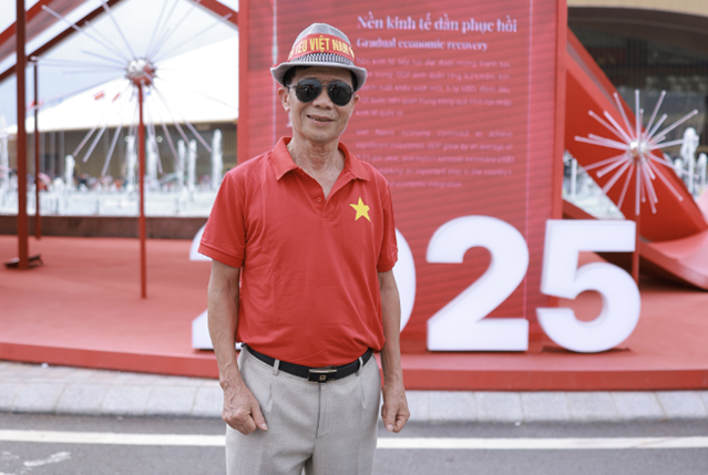 Du khách “nhuộm đỏ” Trung tâm Triển lãm Việt Nam với dresscode yêu nước - Ảnh 6 Du khách “nhuộm đỏ” Trung tâm Triển lãm Việt Nam với dresscode yêu nước - Ảnh 6
