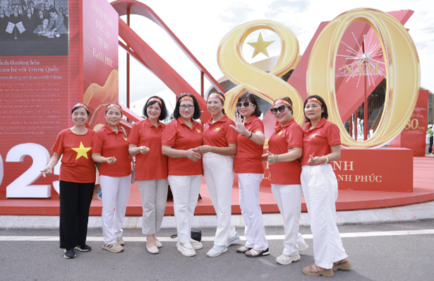 Du khách “nhuộm đỏ” Trung tâm Triển lãm Việt Nam với dresscode yêu nước - Ảnh 7 Du khách “nhuộm đỏ” Trung tâm Triển lãm Việt Nam với dresscode yêu nước - Ảnh 7