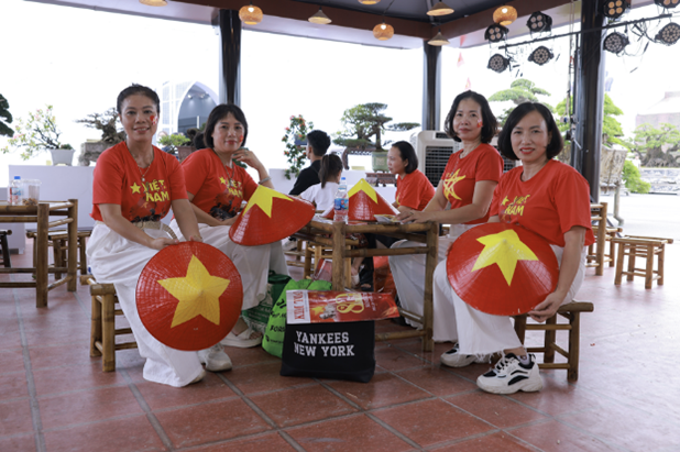 Du khách “nhuộm đỏ” Trung tâm Triển lãm Việt Nam với dresscode yêu nước - Ảnh 8 Du khách “nhuộm đỏ” Trung tâm Triển lãm Việt Nam với dresscode yêu nước - Ảnh 8