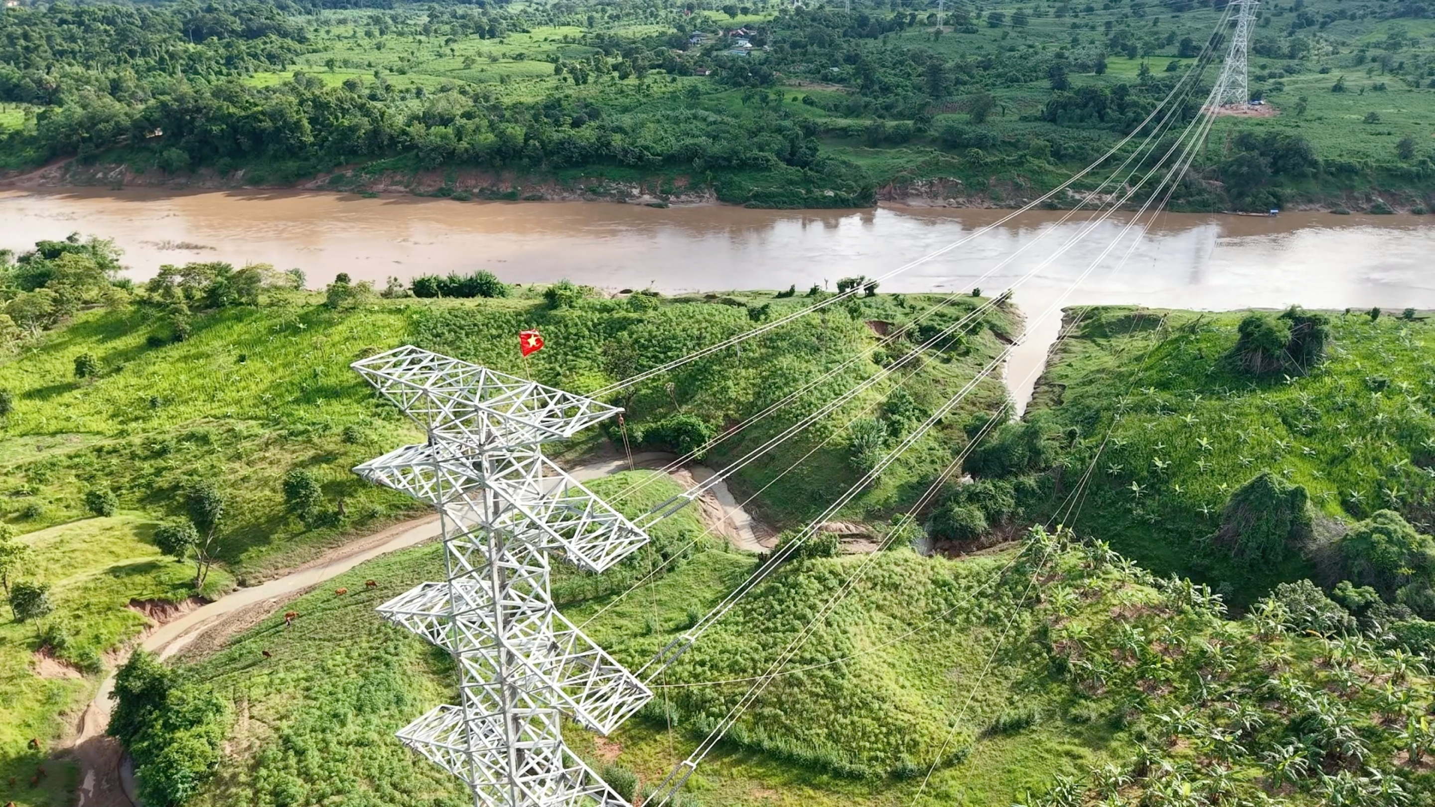 Sau hơn 6 tháng thi công thần tốc, tuyến đường dây truyền tải 220kV từ nhà máy điện gió Savan 1 trên lãnh thổ Lào đã được hoàn thành và sẵn sàng đấu nối vào hệ thống điện quốc gia Việt Nam trong tương lai gần. Sau hơn 6 tháng thi công thần tốc, tuyến đường dây truyền tải 220kV từ nhà máy điện gió Savan 1 trên lãnh thổ Lào đã được hoàn thành và sẵn sàng đấu nối vào hệ thống điện quốc gia Việt Nam trong tương lai gần. 