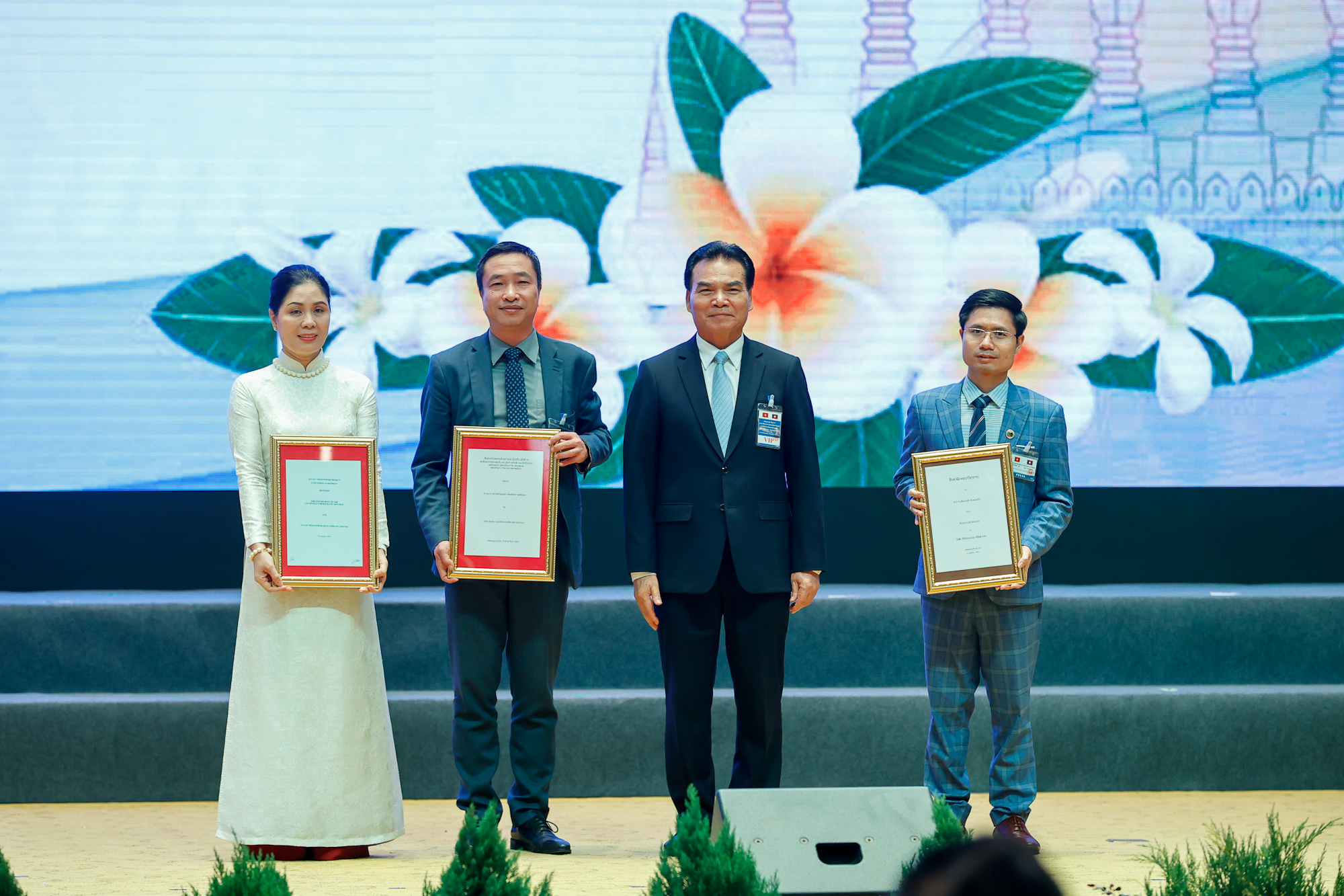 Lãnh đạo Bộ Kế hoạch và Đầu tư Lào trao hợp đồng tô nhượng dự án điện gió Savan 1 cho ông Nguyễn Thái Hà, Tổng Giám đốc Công ty TNHH MTV Điện gió Savan 1 (thứ hai từ trái sang). (Ảnh Nhật Bắc/VGP) Lãnh đạo Bộ Kế hoạch và Đầu tư Lào trao hợp đồng tô nhượng dự án điện gió Savan 1 cho ông Nguyễn Thái Hà, Tổng Giám đốc Công ty TNHH MTV Điện gió Savan 1 (thứ hai từ trái sang). (Ảnh Nhật Bắc/VGP) 