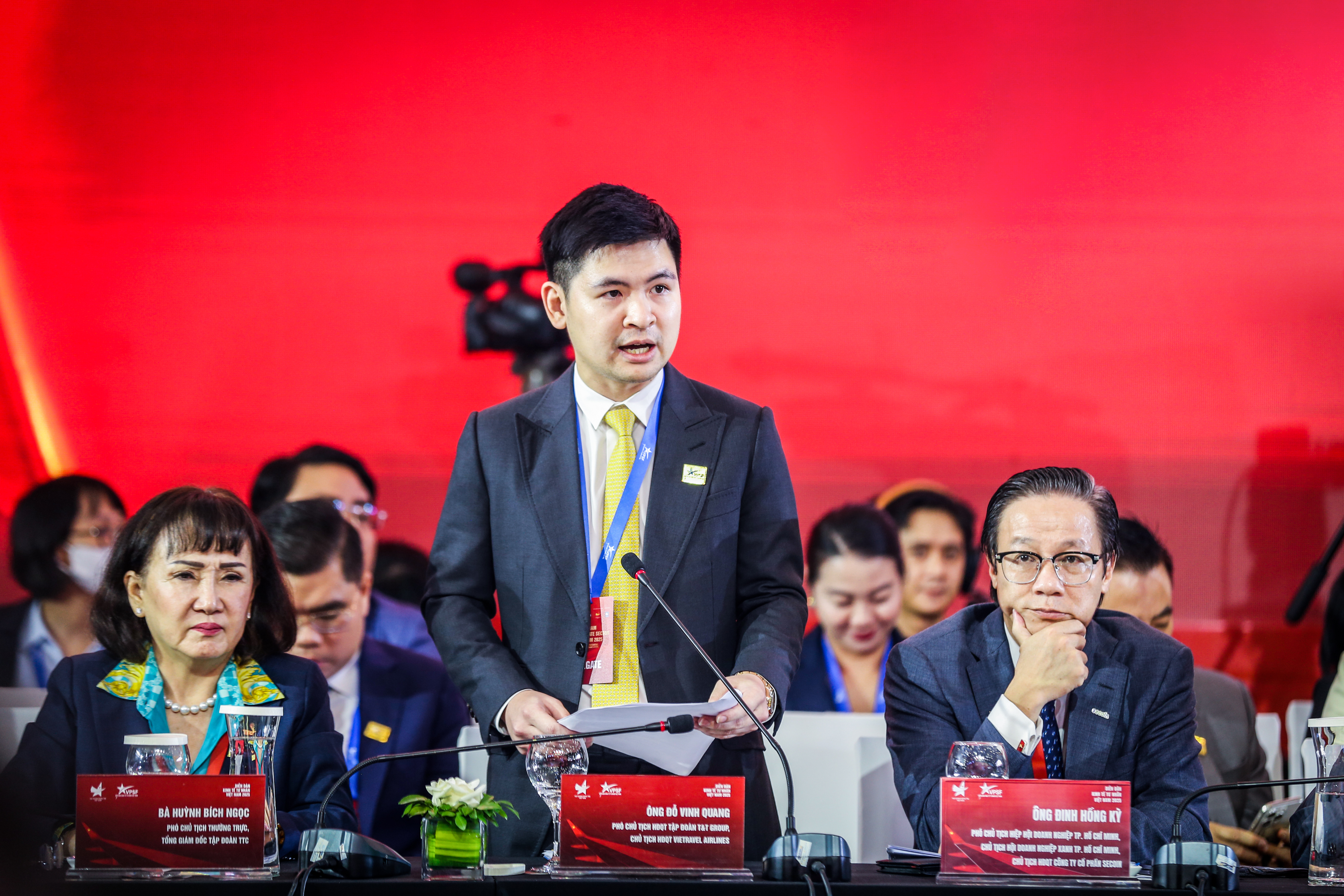 Ông Đỗ Vinh Quang nêu nhóm đề xuất tại Phiên đối thoại cấp cao Diễn đàn Kinh tế tư nhân Việt Nam 2025. Ông Đỗ Vinh Quang nêu nhóm đề xuất tại Phiên đối thoại cấp cao Diễn đàn Kinh tế tư nhân Việt Nam 2025. 