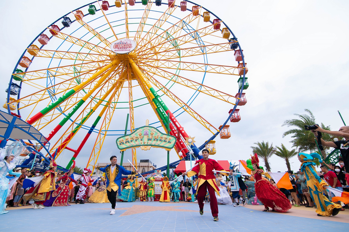 Tổ chức 4 ngày xuyên suốt, từ 01/9 – 04/9, lễ hội NovaWorld Festival hứa hẹn sẽ mang đến hàng loạt hoạt động, chương trình biểu diễn đa sắc màu. Tổ chức 4 ngày xuyên suốt, từ 01/9 – 04/9, lễ hội NovaWorld Festival hứa hẹn sẽ mang đến hàng loạt hoạt động, chương trình biểu diễn đa sắc màu.