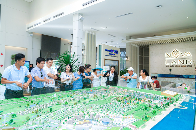 Tham gia tour trải nghiệm, các nhà đầu tư sẽ được ngắm nhìn toàn cảnh sa bàn dự án NovaWorld Phan Thiet, trải nghiệm thực tế các căn second home cũng như hệ tiện ích đa kết nối. Tham gia tour trải nghiệm, các nhà đầu tư sẽ được ngắm nhìn toàn cảnh sa bàn dự án NovaWorld Phan Thiet, trải nghiệm thực tế các căn second home cũng như hệ tiện ích đa kết nối.