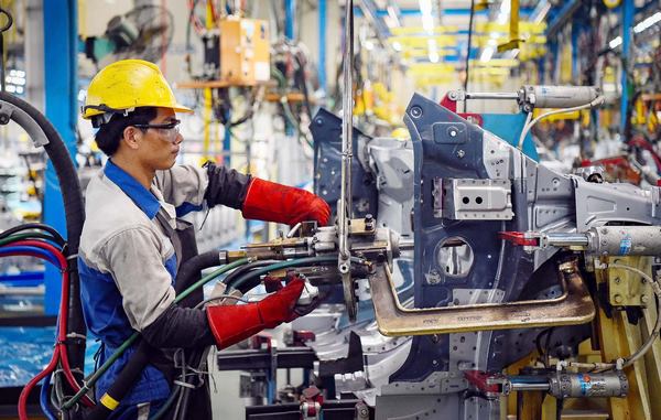 Ngành sản xuất đối mặt nhiều khó khăn. Ngành sản xuất đối mặt nhiều khó khăn.
