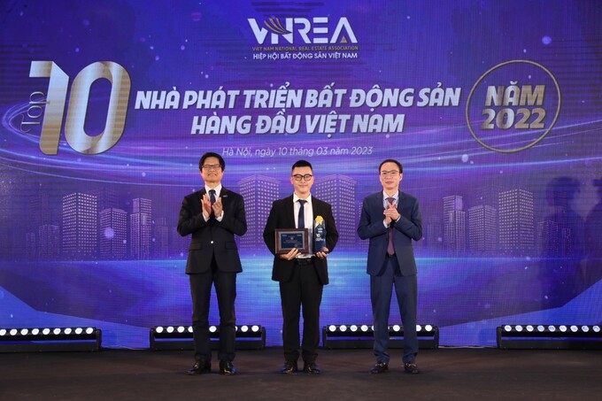 Ông Phạm Trọng Phương – Trưởng Ban Kiểm soát Thiết kế, đại diện Công ty nhận giải thưởng “Top 10 Nhà phát triển BĐS hàng đầu Việt Nam 2022” Ông Phạm Trọng Phương – Trưởng Ban Kiểm soát Thiết kế, đại diện Công ty nhận giải thưởng “Top 10 Nhà phát triển BĐS hàng đầu Việt Nam 2022” 