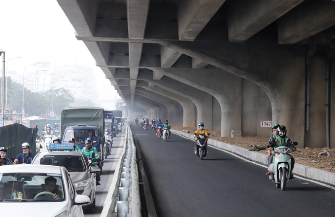 Sau khoảng 1 tháng thi công, làn đường mở rộng (bên phải) hiện đã làm xong nhưng vẫn chưa đưa vào sử dụng. Sau khoảng 1 tháng thi công, làn đường mở rộng (bên phải) hiện đã làm xong nhưng vẫn chưa đưa vào sử dụng.