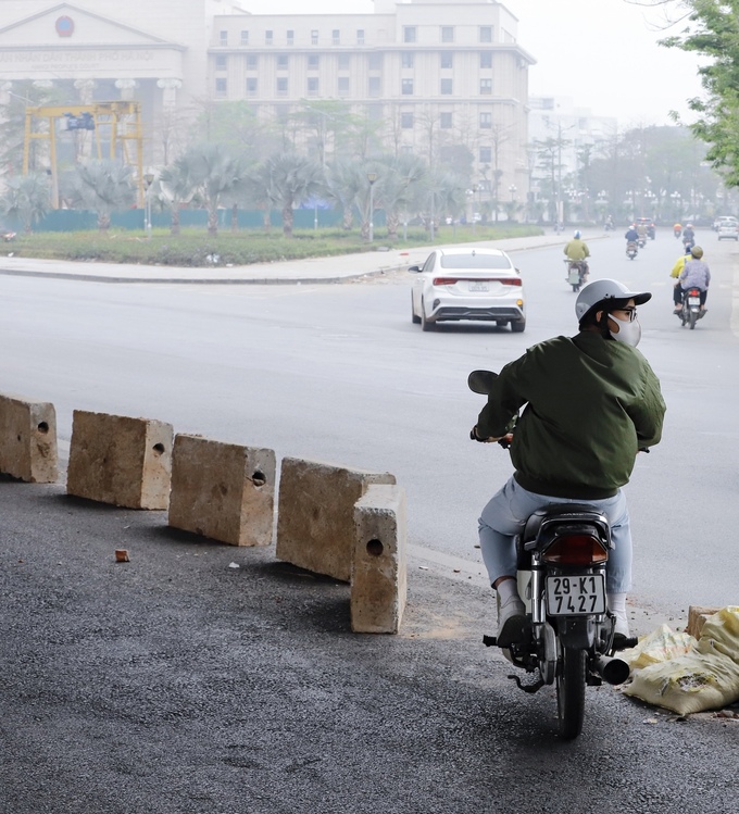 Người dân đã tự ý di chuyển các ụ bê tông chắn để thuận tiện cho việc rẽ sang Đại lộ Chu Văn An. Người dân đã tự ý di chuyển các ụ bê tông chắn để thuận tiện cho việc rẽ sang Đại lộ Chu Văn An.