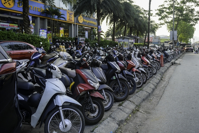 Đường Nguyễn Xiển bị chiếm dụng vỉa hè xuống cả lòng đường - Ảnh 1 Đường Nguyễn Xiển bị chiếm dụng vỉa hè xuống cả lòng đường - Ảnh 1