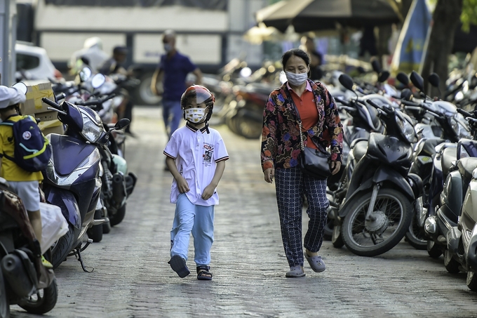 Đường Nguyễn Xiển bị chiếm dụng vỉa hè xuống cả lòng đường - Ảnh 2 Đường Nguyễn Xiển bị chiếm dụng vỉa hè xuống cả lòng đường - Ảnh 2