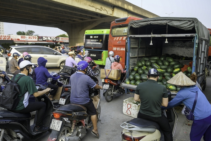 Đường Nguyễn Xiển bị chiếm dụng vỉa hè xuống cả lòng đường - Ảnh 3 Đường Nguyễn Xiển bị chiếm dụng vỉa hè xuống cả lòng đường - Ảnh 3