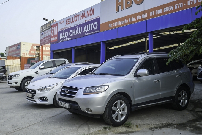 Đường Nguyễn Xiển bị chiếm dụng vỉa hè xuống cả lòng đường - Ảnh 4 Đường Nguyễn Xiển bị chiếm dụng vỉa hè xuống cả lòng đường - Ảnh 4