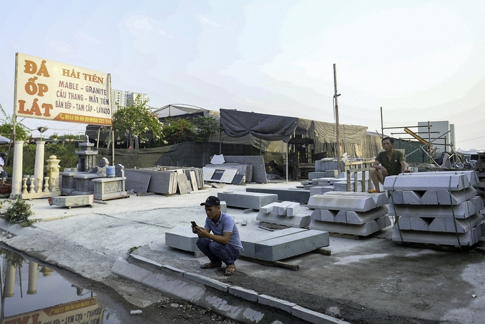 Đường Nguyễn Xiển bị chiếm dụng vỉa hè xuống cả lòng đường - Ảnh 6 Đường Nguyễn Xiển bị chiếm dụng vỉa hè xuống cả lòng đường - Ảnh 6
