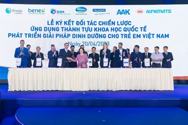 VNM ký kết đối tác chiến lược với 6 tập đoàn dinh dưỡng hàng đầu thế giới. VNM ký kết đối tác chiến lược với 6 tập đoàn dinh dưỡng hàng đầu thế giới.