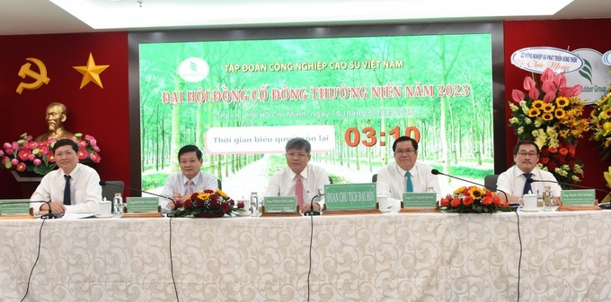 Đại hội đồng cổ đông thường niên 2023 của Vietnam Rubber Group đã thông qua mục tiêu doanh thu và thu nhập khác hợp nhất đạt 27.527 tỷ đồng và 4.855 tỷ đồng lợi nhuận trước thuế, cổ tức ở mức 3% (300 đồng/cổ phiếu). Đại hội đồng cổ đông thường niên 2023 của Vietnam Rubber Group đã thông qua mục tiêu doanh thu và thu nhập khác hợp nhất đạt 27.527 tỷ đồng và 4.855 tỷ đồng lợi nhuận trước thuế, cổ tức ở mức 3% (300 đồng/cổ phiếu).