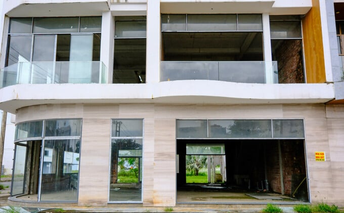 Nhiều căn shophouse ở ngã ba đường Phạm Huy Thông giao Trương Quốc Dụng cửa kính đã hư hỏng Nhiều căn shophouse ở ngã ba đường Phạm Huy Thông giao Trương Quốc Dụng cửa kính đã hư hỏng