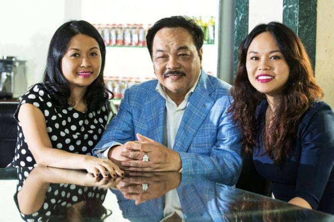 Ông Trần Quí Thanh và hai con gái Ông Trần Quí Thanh và hai con gái 