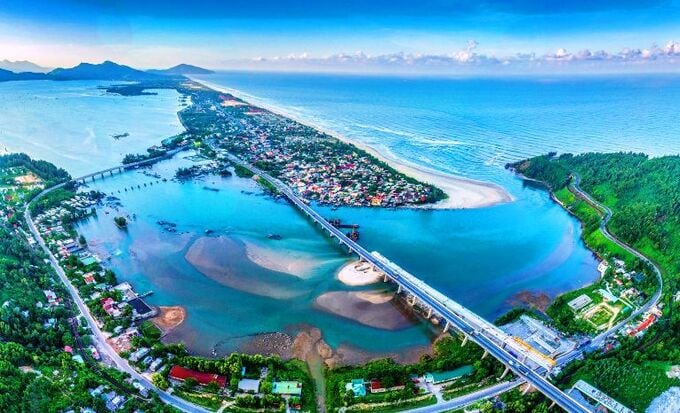 Vịnh Lăng Cô nhìn từ trên cao Vịnh Lăng Cô nhìn từ trên cao 