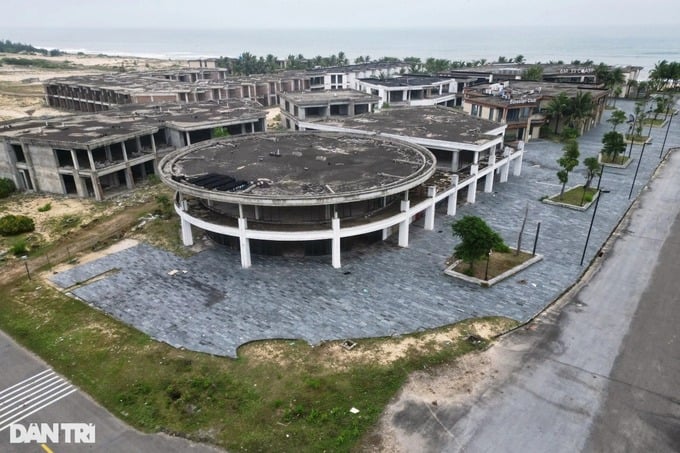 Một dự án nghỉ dưỡng đã đen kịt đóng rêu trong nhiều năm Một dự án nghỉ dưỡng đã đen kịt đóng rêu trong nhiều năm 