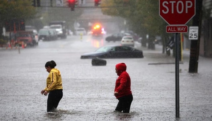 Người dân New York trong trận ngập lụt hồi tháng 9/2023. Ảnh: Reuters Người dân New York trong trận ngập lụt hồi tháng 9/2023. Ảnh: Reuters